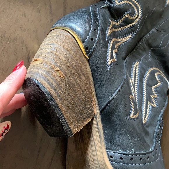 Very volatile Raspy Black Cowboy Boot - Picture 6 of 6